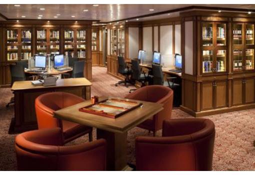 La elegante Biblioteca del buque